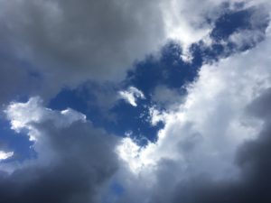Cielo azul y nubes